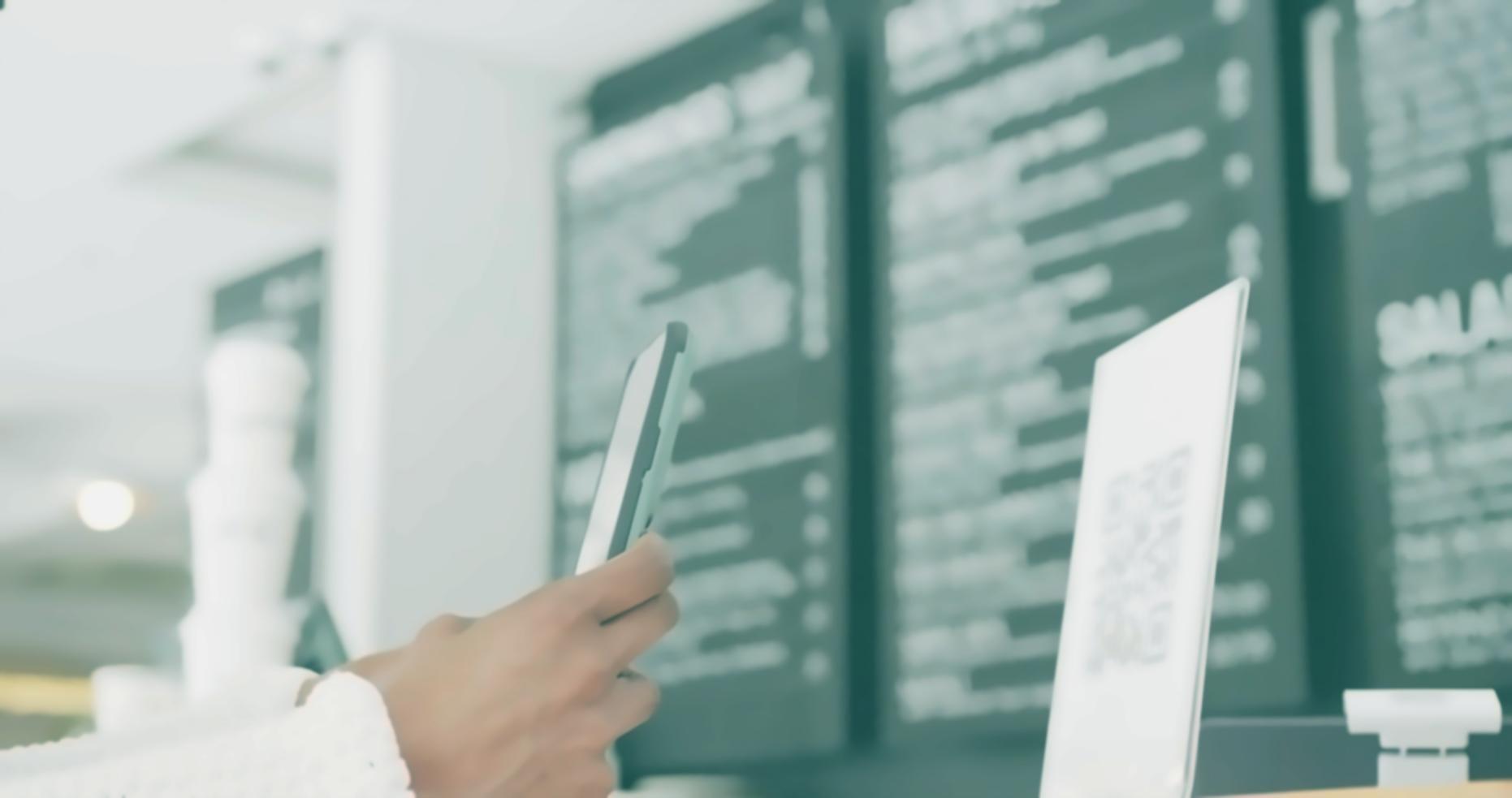 Equipe trabalhando em projeto de integração de sistemas com múltiplos monitores exibindo dashboards