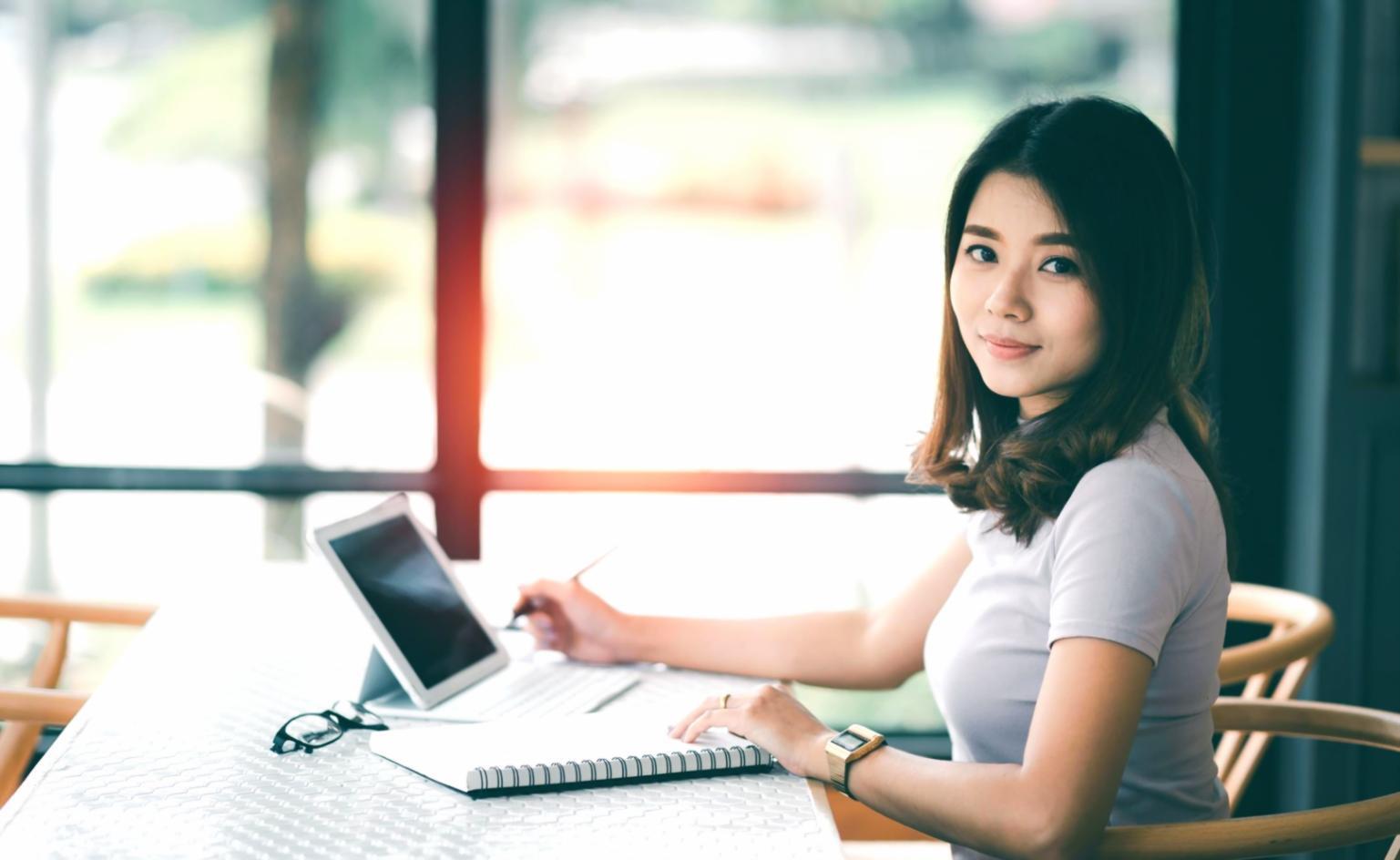 Equipe técnica trabalhando em integração de sistemas API