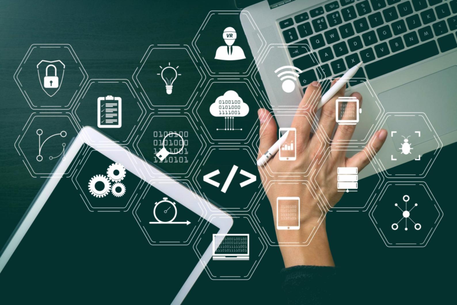 Equipe trabalhando em integração de sistemas e APIs